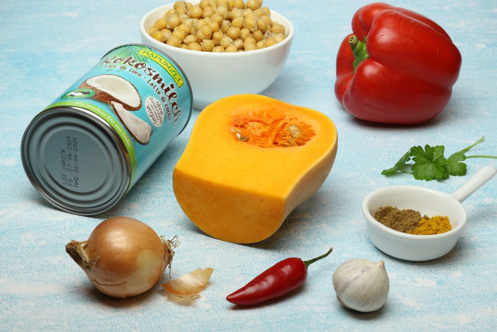 Kürbis, Kokosmilch und Zutaten für ein Kürbis-Curry