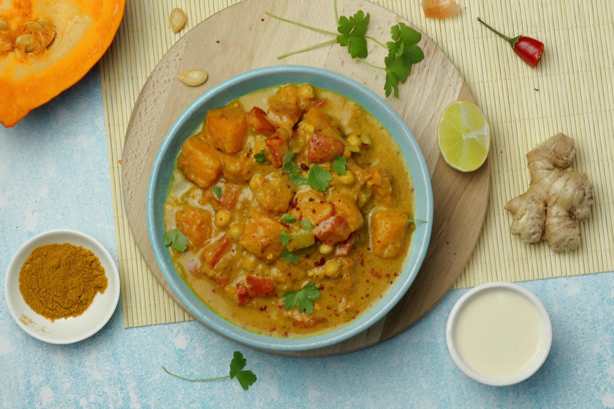 Kürbis Curry auf einer blauen Unterlage