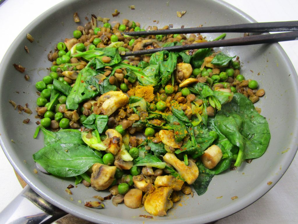 Linsen mit Pilzen und Erbsen