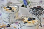 Joghurt mit Heidelbeeren und Haselnüssen