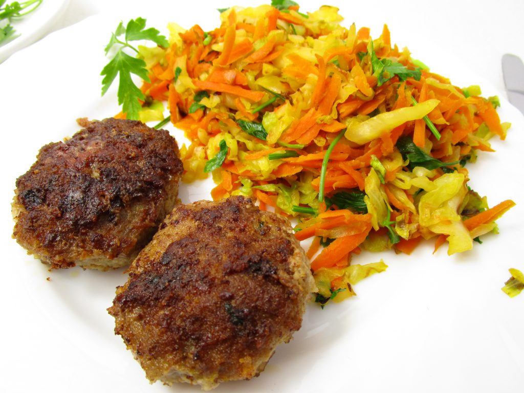 Frikadellen mit Kohlgemüse