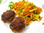 Frikadellen mit Kohlgemüse