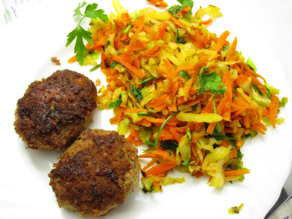 Frikadellen mit Kohlgemüse