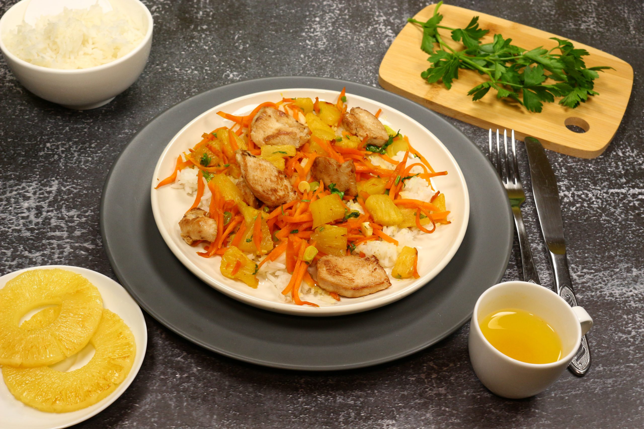 Gebratenes Hähnchen mit Ananas