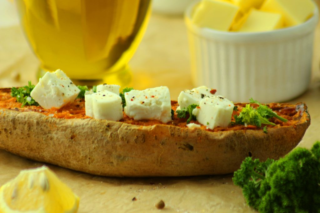 Eine halbe Süßkartoffel mit Feta Stückchen belegt