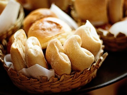 Semmeln in einem Weidenkorb