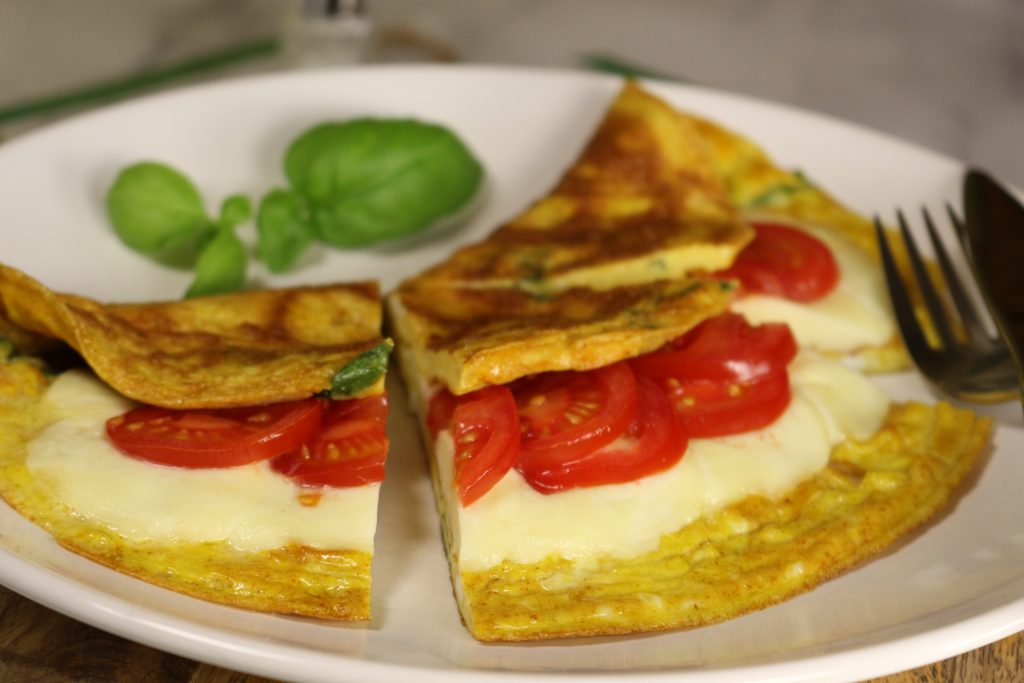 Omelett mit Mozzarella und Tomaten