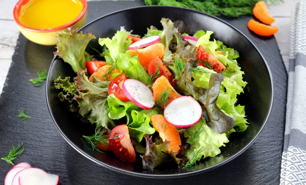 Gemischter Salat mit Mandarinen, Tomaten und Radieschen