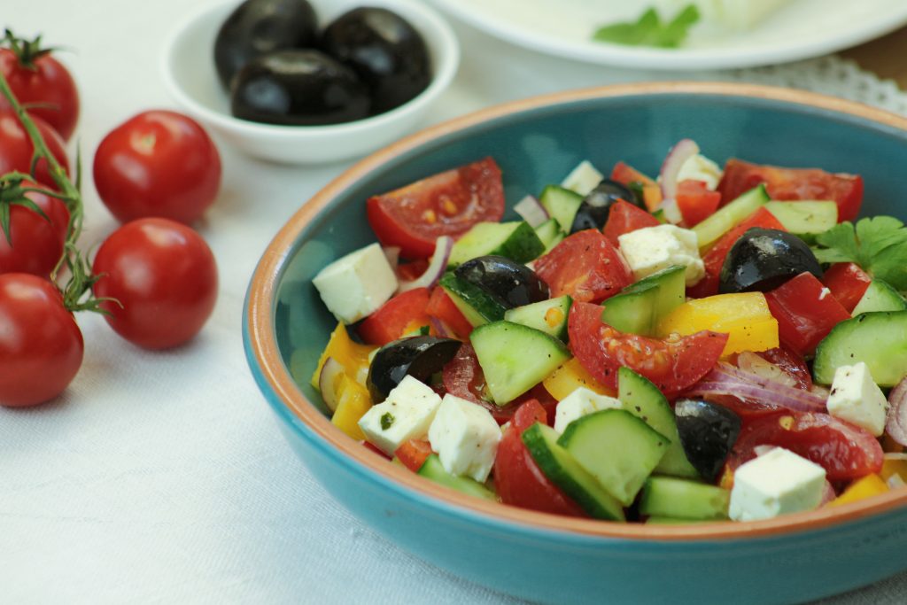 Griechischer Salat mit Feta und Oliven